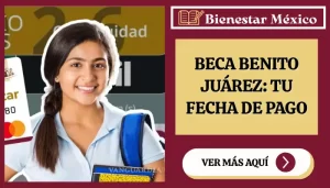 Estudiante de preparatoria revisa en su celular el depósito de la Beca Benito Juárez en su tarjeta del Banco del Bienestar