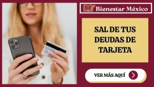 Mujer organiza sus estados de cuenta de tarjetas de crédito y anota un plan de pagos en una libreta